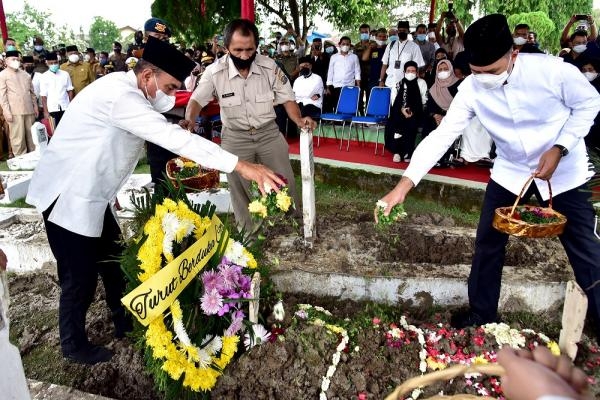 Pemakaman Adik Gubernur Edy Rahmayadi Berlangsung Khidmat, Kapolda Panca Sebut Zulfikar Tarius Sosok Polisi Sejati